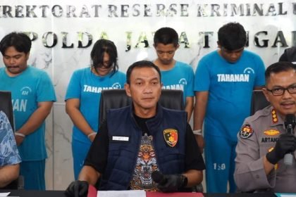 Polda Jateng menunjukkan tampang pelaku pemerasan berkedok wartawan