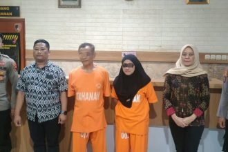 Tersangka Mbah Mun (ketiga kiri) mengenakan kaus tahanan usai ditetapkan sebagai tersangka