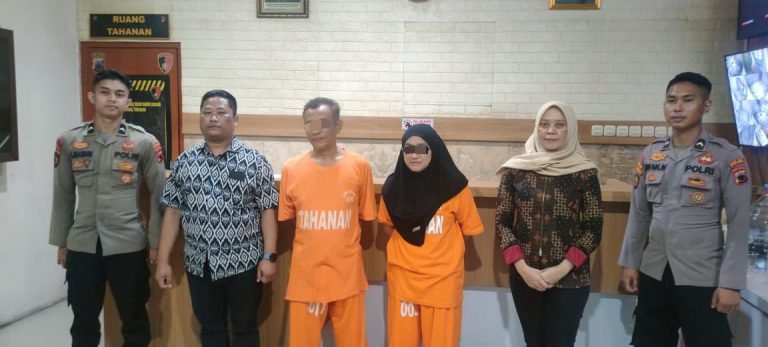 Tersangka Mbah Mun (ketiga kiri) mengenakan kaus tahanan usai ditetapkan sebagai tersangka