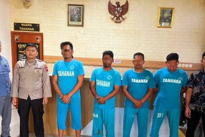Polisi mengamankan empat orang tersangka aksi premanisme berkedok ormas GRIB Jaya.