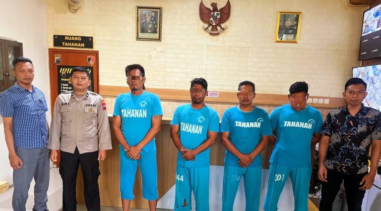 Polisi mengamankan empat orang tersangka aksi premanisme berkedok ormas GRIB Jaya.