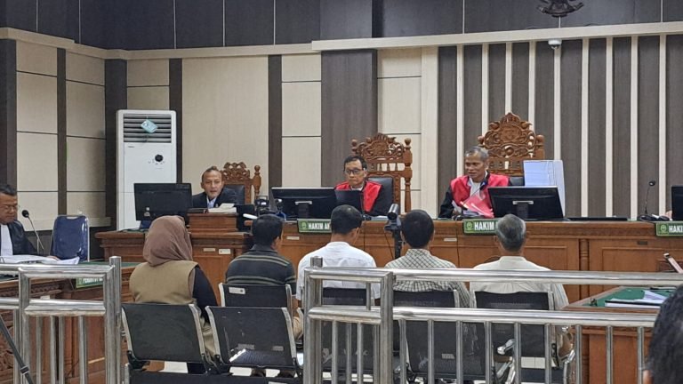 Lima saksi duduk di tengah ruang sidang kasus korupsi Mbak Ita di Pengadilan Tipikor Semarang, Senin (19/5/2025)