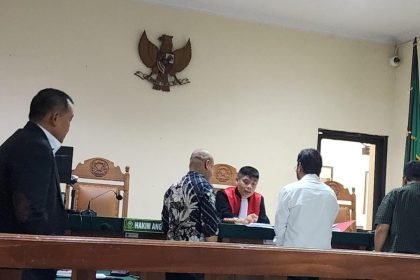 Hakim PN Semarang memeriksa perkara pada sidang praperadilan kasus tambang pasir ilegal