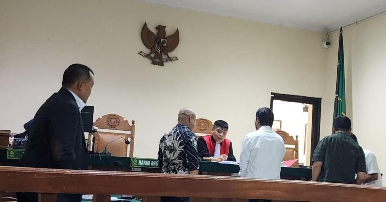 Hakim PN Semarang memeriksa perkara pada sidang praperadilan kasus tambang pasir ilegal