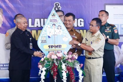 Gubernur Jateng Ahmad Luthfi dan jajarannya meresmikan SMANKO Jateng, Senin (19/5/2025)