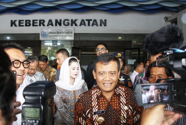 Gubernur Ahmat Luthfi mendampingi pejabat DPR RI dalam kunjungan di Pelabuhan Tanjung Emas Semarang