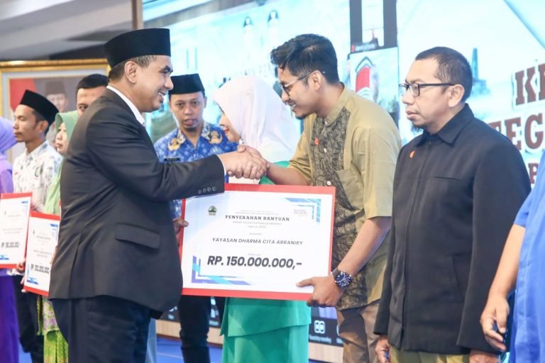Wagub Jateng Taj Yasin secara simbolis menyerahkan dana hibah kepada ormas Yayasan Dharma Cita Arraniry. (Humas Pemprov Jateng)