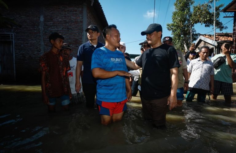 Gubernur Jateng Ahmad Luthfi (kanan depan) berbincang dengan warga saat meninjau banjir rob di Sayung, Demak, Minggu (25/5/2025).