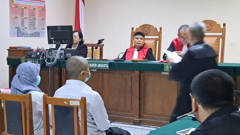 Terdakwa Taufik dan Sri Maryani (berbaju putih) menjalani sidang dakwaan di Pengadilan Tipikor Semarang, Senin (26/5/2025).