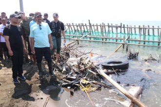 Gubernur Jateng Ahmad Luthfi (pojok kiri depan) meninjau tanggul jebol di Pantai Kramatsari, Pemalang, Rabu (28/5/2025). (humas pemprov jateng)