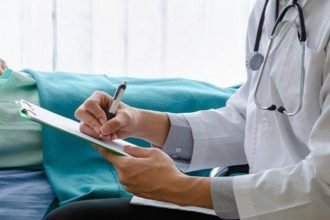 Ilustrasi dokter sedang melayani pasien. (net)