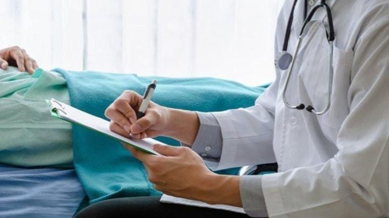 Ilustrasi dokter sedang melayani pasien. (net)