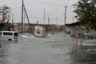 Kondisi banjir rob yang menggenang di sebagian wiayah pesisir Kota Semarang dan Kabupaten Demak yang terus mengalami peningkatan dalam setiap tahunnya. Banjir dan rob ini, terjadi karena selain faktor alam (perubahan iklim) juga karena faktor kesalahan manusia mengelola alam. Foto: ilustrasi banjir Semarang