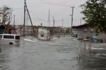 Kondisi banjir rob yang menggenang di sebagian wiayah pesisir Kota Semarang dan Kabupaten Demak yang terus mengalami peningkatan dalam setiap tahunnya. Banjir dan rob ini, terjadi karena selain faktor alam (perubahan iklim) juga karena faktor kesalahan manusia mengelola alam. Foto: ilustrasi banjir Semarang