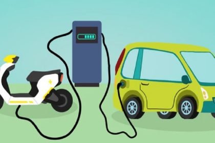 Ilustrasi kendaraan listrik sedang mengisi daya.