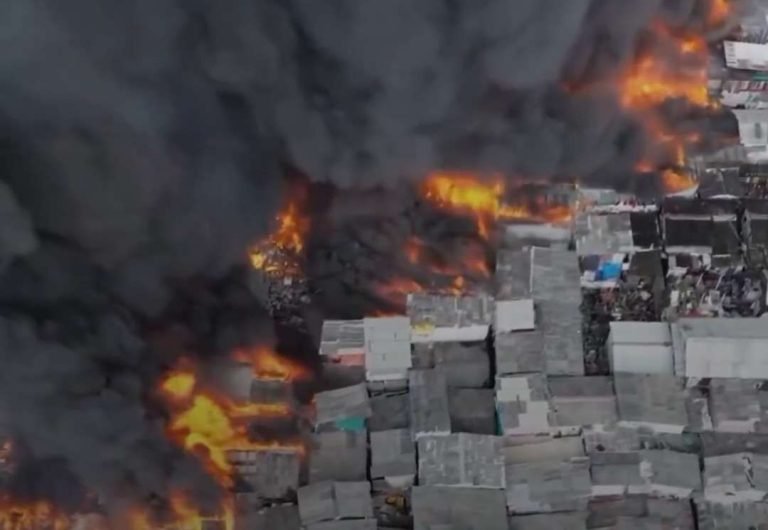 Ratusan rumah yang dihuni ribuan orang di Kapuk Muara, Kecamatan Penjaringan, Jakarta Utara, terbakar Jumat (6/6/2025). (X @Never)