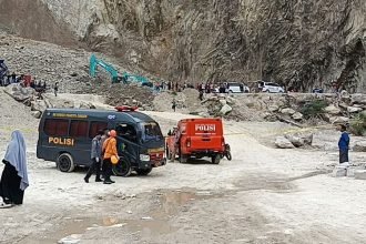 Proses evakuasi terhadap korban longsor Galian C Gunung Kuda, Cirebon, masih terus berlangsung.