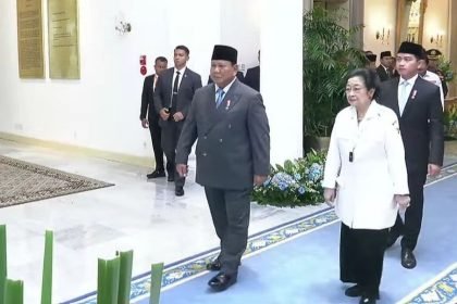 Presiden Prabowo Subianto berjalan beriringan dengan Presiden ke-5 RI sekaligus Ketua Dewan Pengarah Badan Pembinaan Ideologi Pancasila Megawati Soekarnoputri, sementara Wapres Gibran tertinggal di belakang.
