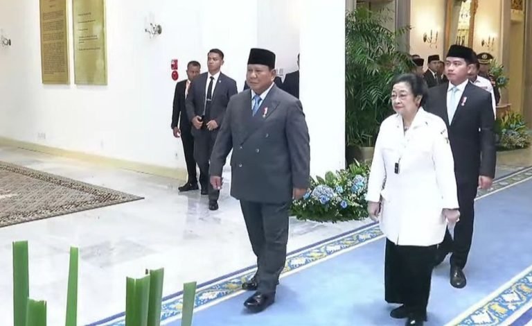 Presiden Prabowo Subianto berjalan beriringan dengan Presiden ke-5 RI sekaligus Ketua Dewan Pengarah Badan Pembinaan Ideologi Pancasila Megawati Soekarnoputri, sementara Wapres Gibran tertinggal di belakang.