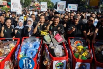 Gubernur Jawa Tengah (Jateng) Ahmad Luthfi dan sejumlah pejabat lain turut hadir dalam Opening Ceremony Soloraya Great Sale 2025 di arena Car Free Day (CFD) Jalan Slamet Riyadi, Minggu (29/6/2025). (istimewa)