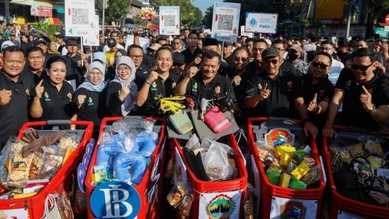 Gubernur Jawa Tengah (Jateng) Ahmad Luthfi dan sejumlah pejabat lain turut hadir dalam Opening Ceremony Soloraya Great Sale 2025 di arena Car Free Day (CFD) Jalan Slamet Riyadi, Minggu (29/6/2025). (istimewa)