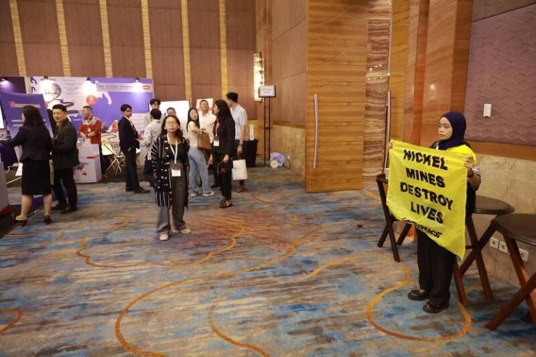 Aktivis Greenpeace Indonesia membentangkan spanduk di tengah acara Indonesia Critical Minerals Conference 2025 Selasa (362025)-dok Greenpeace