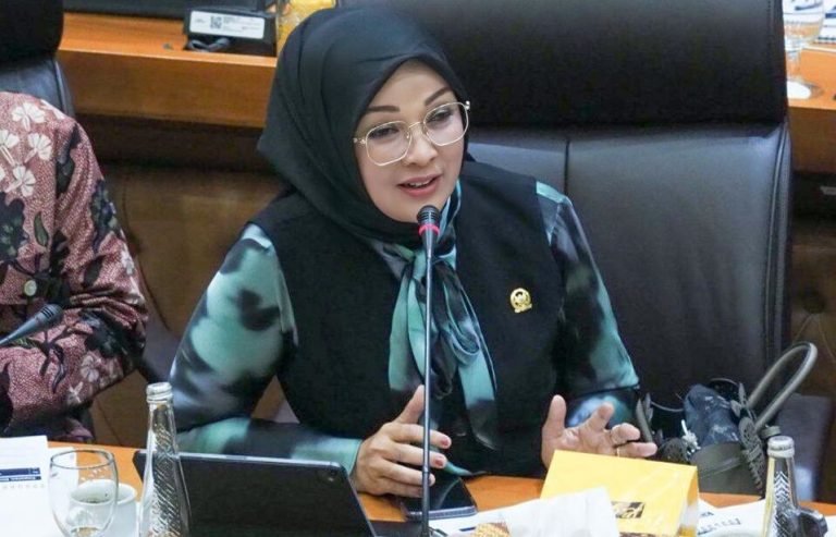 Anggota Komisi VII DPR RI Erna Sari Dewi mengecam kinerja pemerintah yang lambat dalam menangani persoalan terisolasinya 4ribu warga masyarakat Enggano Bengkulu Sumatera.