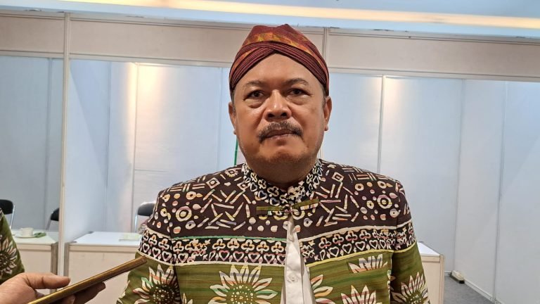 Asisten Ekonomi dan Pembangunan Sekda Jateng, Sujarwanto Dwiatmoko menjelaskan tentang capaian bauran energi di Jateng, Kamis (26/6/2025). Foto: bae