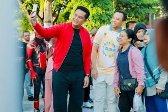 Bupati Klaten Hamenang Wajar Ismoyo berswafoto bersama wakilnya di sela Car Free Day di Jalan Pemuda Klaten.