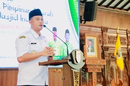 Bupati Klaten Mas Hamenang saat memberikan sambutan dalam acara pengukuhan pengurus Dewan Masjid Indonesia Kabupaten Klaten. Foto: dok/humas
