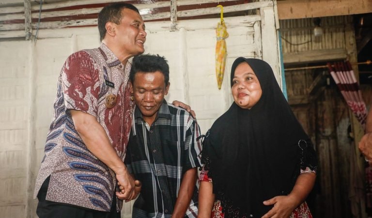 Dasuki tak menyangka rumah jeleknya disambangi Gubernur Jateng Ahmad Luthfi. Tak cukup itu, Luthfi membawa membawa berkah karena akan merehab rumahnya yang dinilai tidak layak huni. Foto: Dok.HumasJateng