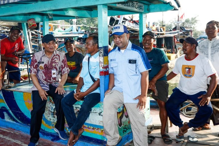 Gubernur Jateng Ahmad Luthfi berbincang santai dengan warga nelayan yang biasa menyandarkan kapalnya di PPP Asemdoyong Pemalang