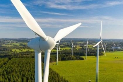 Ilustrasi pembagkit listrik tenaga angin, untuk memaksimalkan EBT.