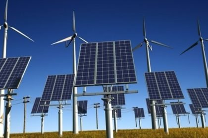 Ilustrasi pembangkit listrik Energi Baru Terbarukan (EBT) menggunakan tenaga surya dan kincir angin.