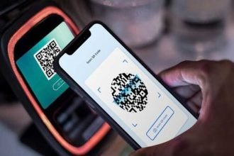 Ilustrasi transaksi nontunai menggunakan QRIS.