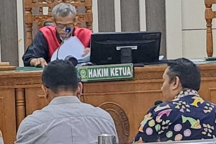 Kabag Pengadaan Barang dan Jasa Pemkot Semarang, Hendrawan Purwanto (kanan), saat bersaksi di sidang korupsi Mbak Ita di Pengadilan Tipikor Semarang, Senin (1662025). (bai)