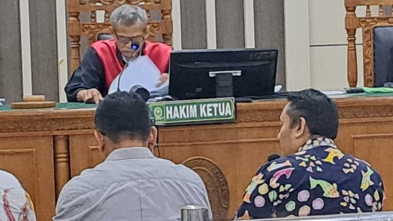 Kabag Pengadaan Barang dan Jasa Pemkot Semarang, Hendrawan Purwanto (kanan), saat bersaksi di sidang korupsi Mbak Ita di Pengadilan Tipikor Semarang, Senin (1662025). (bai)
