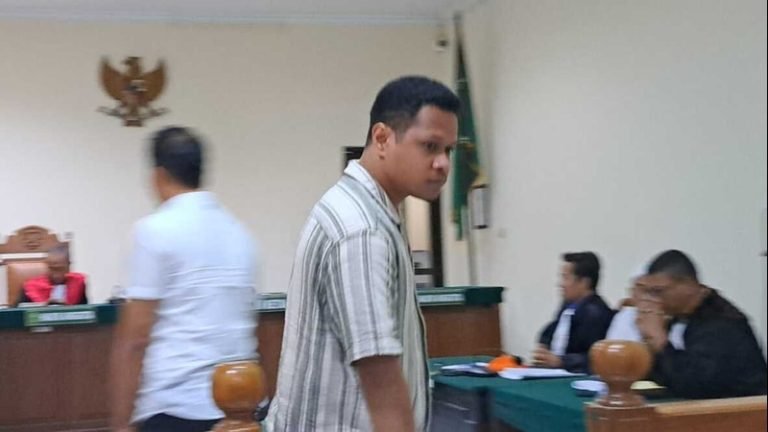 Kanit Satresnarkoba Polrestabes Semarang, Michael Akmal Kayom usai bersaksi di sidang terdakwa Aipda Robig Zaenudin di PN Semarang, Selasa (2462025). (bae)