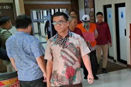 Kasi Penyidikan Pidana Khusus Kejati Jateng, Leo Jimmy Agustinus (depan) memimpin penahanan tersangka kasus korupsi Plasa Klaten. foto: bae