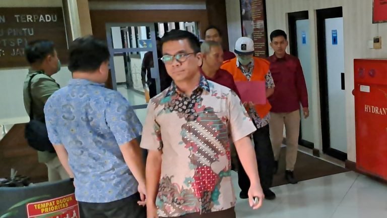 Kasi Penyidikan Pidana Khusus Kejati Jateng, Leo Jimmy Agustinus (depan) memimpin penahanan tersangka kasus korupsi Plasa Klaten. foto: bae