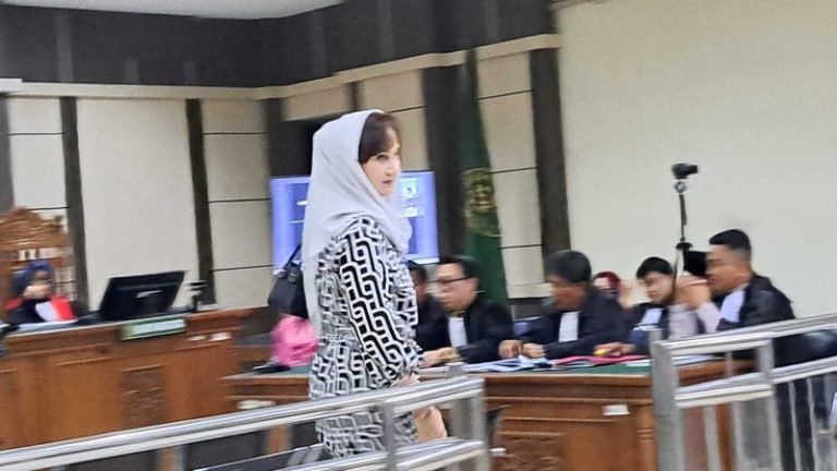 Kepala Bapenda Kota Semarang, Indriyasari usai bersaksi di sidang Mbak Ita dan Alwin di Pengadilan Tipikor Semarang, Senin (3062025). (bae)