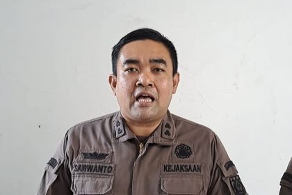 Kasie Tindak Pidana Umum Kajari Kota Semarang Sarwanto saat memberikan keterangan pers terkait dugaan layanan prostitusi terselubung di Mansion Karaoke Semarang. Foto: Bae