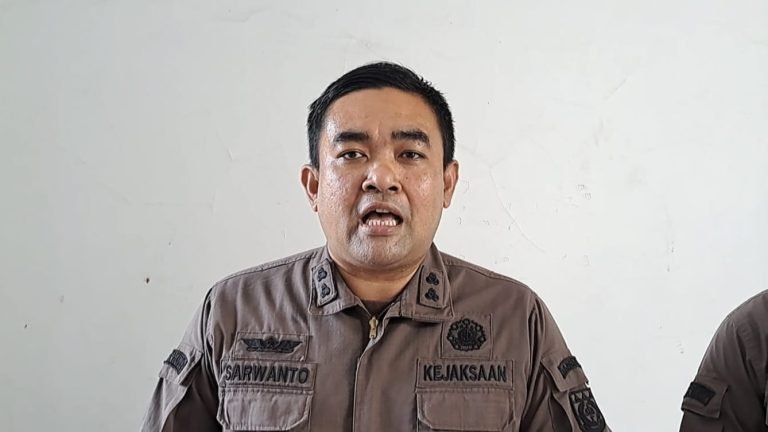 Kasie Tindak Pidana Umum Kajari Kota Semarang Sarwanto saat memberikan keterangan pers terkait dugaan layanan prostitusi terselubung di Mansion Karaoke Semarang. Foto: Bae