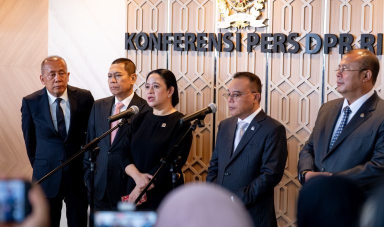 Ketua DPR RI Puan Maharani bersama pimpinan dewan lainnya memberi keterangan pers seusai Sidang Paripurna DPR RI Masa Persidangan IV Tahun Sidang 2024-2025 di Kompleks Parlemen Senayan Jakarta.