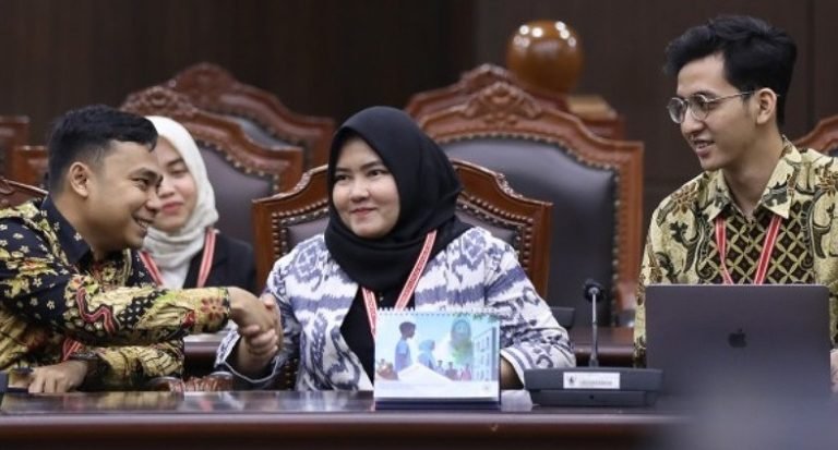 Ketua Yayasan Perludem Khoirunnisa Nur Agustyati bersalaman dengan para kuasa hukum setelah MK membacakan Putusan Nomor 135/PUU-XXII/2024 pada 26 Juni 2025
