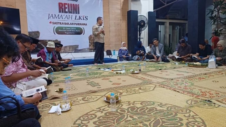 Ketua tim mediator konflik Wadas, Imam Aziz, memberikan sambutan saat peluncuran buku 'Catatan dari Wadas'.