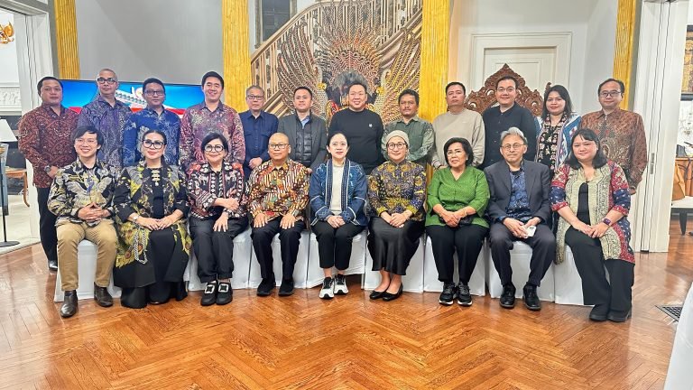 Ketua DPR RI Puan Maharani berfoto bersama para diaspora di Amerika Serikat. Foto: dok DPR RI