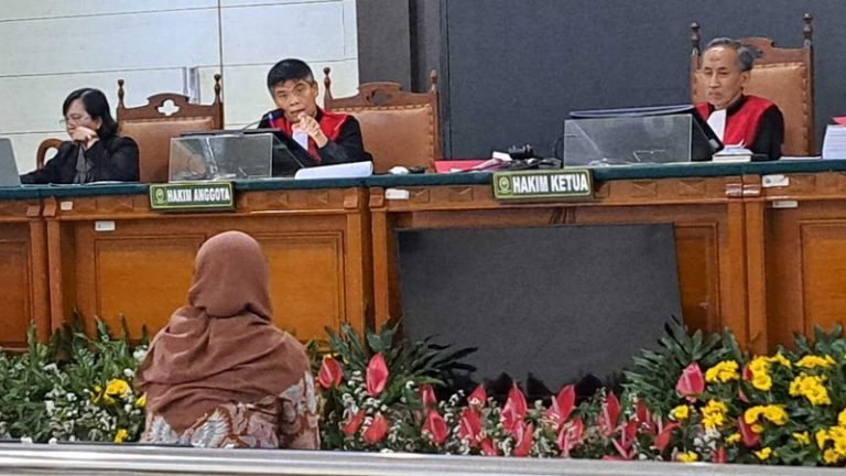 Mahasiswa PPDS Anestesi Undip angkaran 69, Andriani menjadi saksi sidang bullying dan pemerasan, di PN Ssmarang, Rabu (1162025). (bai)
