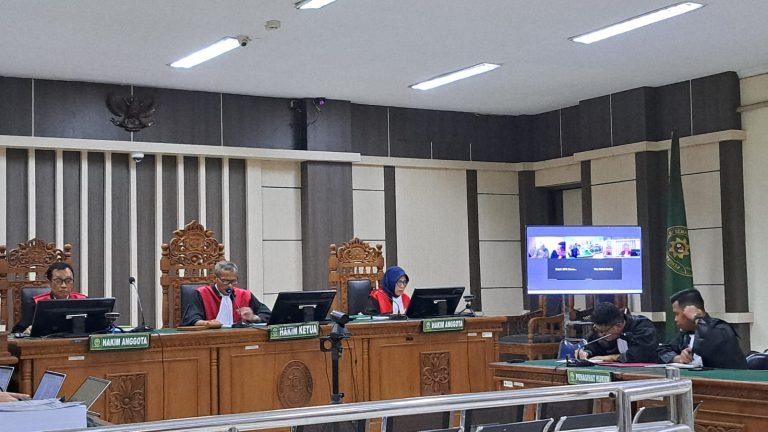 Majelis Hakim Pengadilan Tipikor Semarang memvonis dua setengah tahun penjara bagi kontraktor PT Deka Sari Perkasa Rahmat U Jangkar meski belum sempat serahkan uang suap ke suami mantan Walikota Semarang Hevearita G Rahayu, Alwin Basri