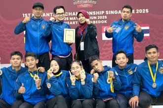 Pesilat Indonesia yang tampil dalam kejuaraan internasional di Singapura menunjukkan medali yang diperolehnya